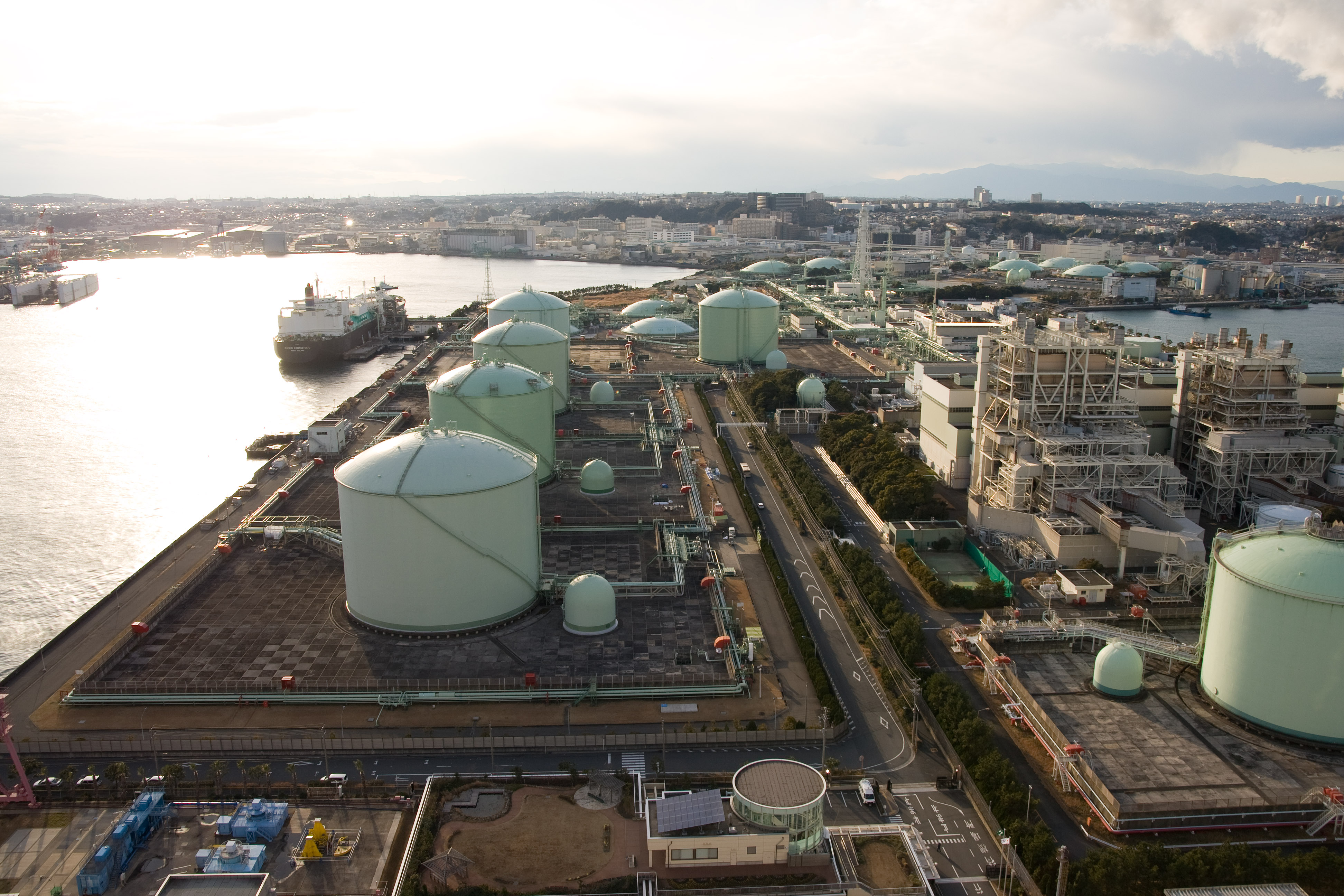 Negishi LNG Terminal 01